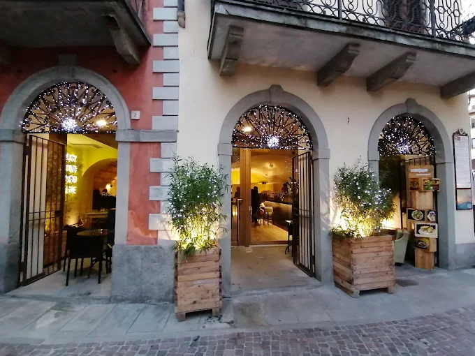 Esterno del locale di sera sotto i portici Esterno del locale di sera